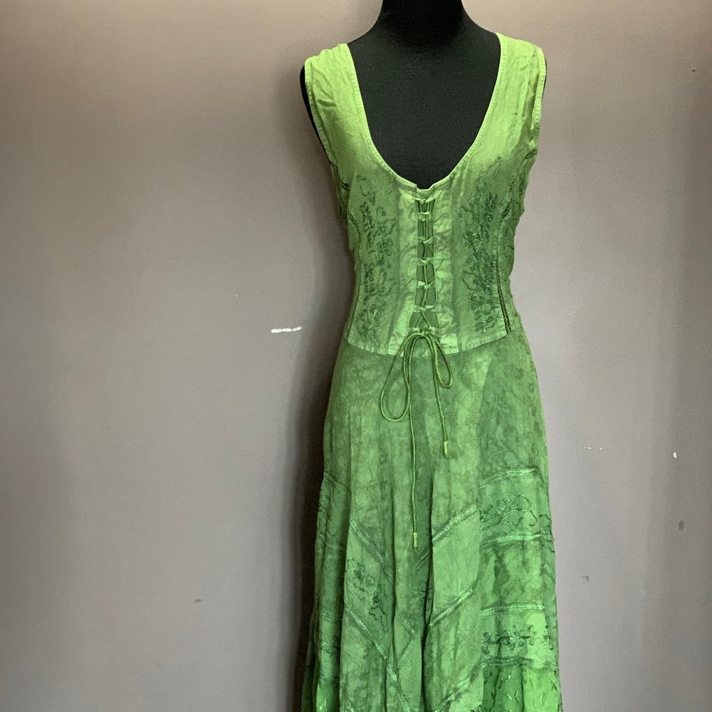 Women's fitted sleeveless dress